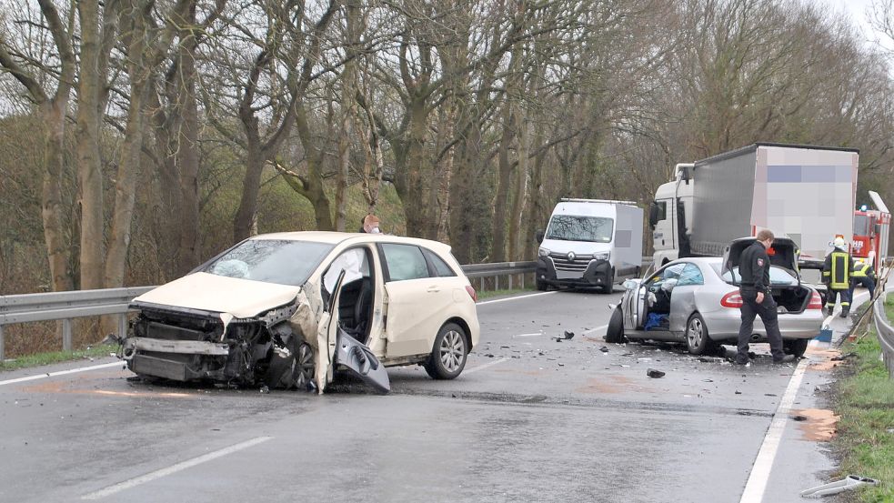 Vier Fahrzeuge waren an dem Unfall am Mittwochmorgen auf der B 72 beteiligt. Foto: Schönig