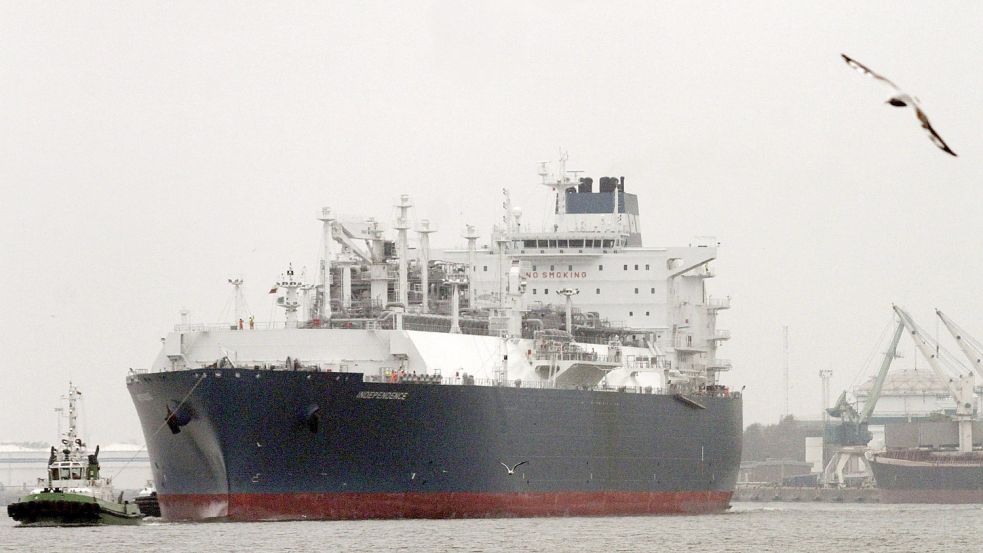 So sieht ein FSRU aus: Das schwimmende LNG Terminal „Independence“ bei der Ankunft in der litauischen Hafenstadt Klaipeda im Oktober 2014. Foto: dpa/EPA/VALDA KALNINA