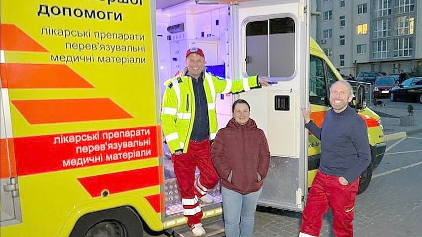Die Brüder Detlef (links) und Jochen Wessels zusammen mit einer Ukrainerin am Bahnhof in der ukrainischen Stadt Lwiw. Foto: privat