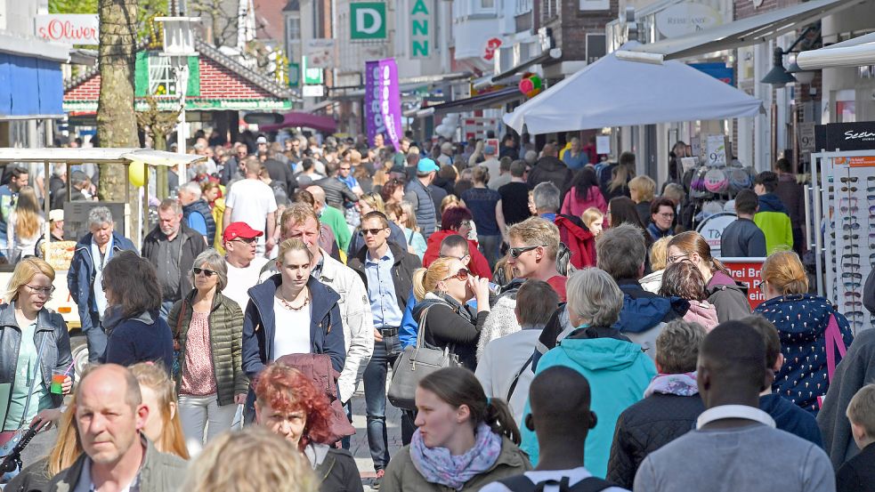 Zu Anlässen wie dem Geranienmarkt öffnen die Geschäfte in der Auricher Fußgängerzone sonntags. Fotos: Archiv/Ortgies