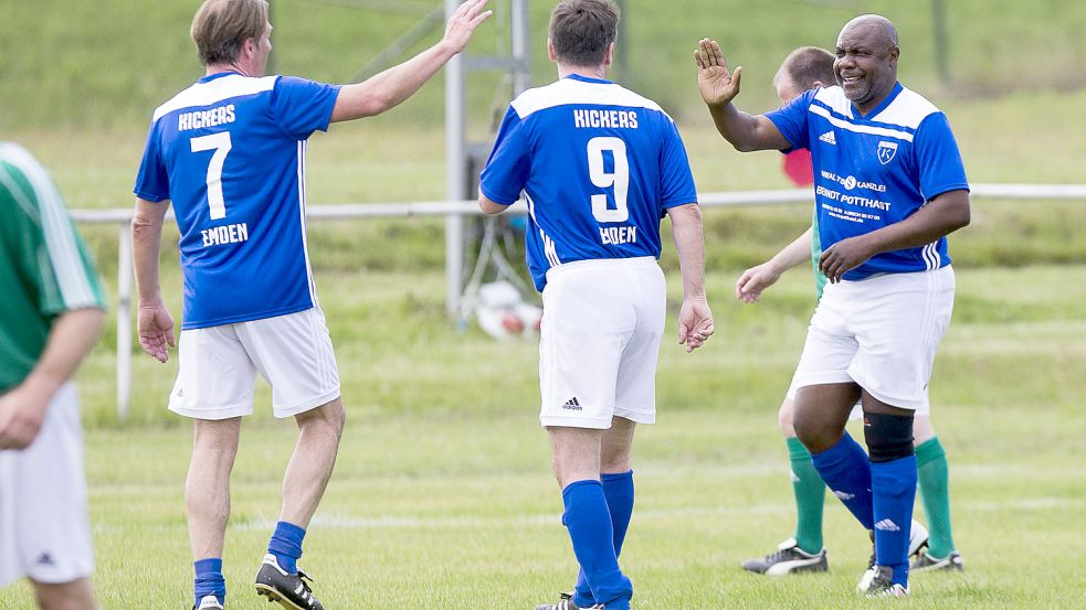Gelegentlich steht Yvon Okemba (rechts) noch immer auf dem Fußballplatz – dann zumeist mit der Alten Herren von TuRa Westrhauderfehn. Bei einem Spiel der Emder Meisterhelden von 1994 gegen eine Ostfrieslandauswahl zog er sich 2019 auch noch mal das Kickers-Trikot über. Foto: Doden