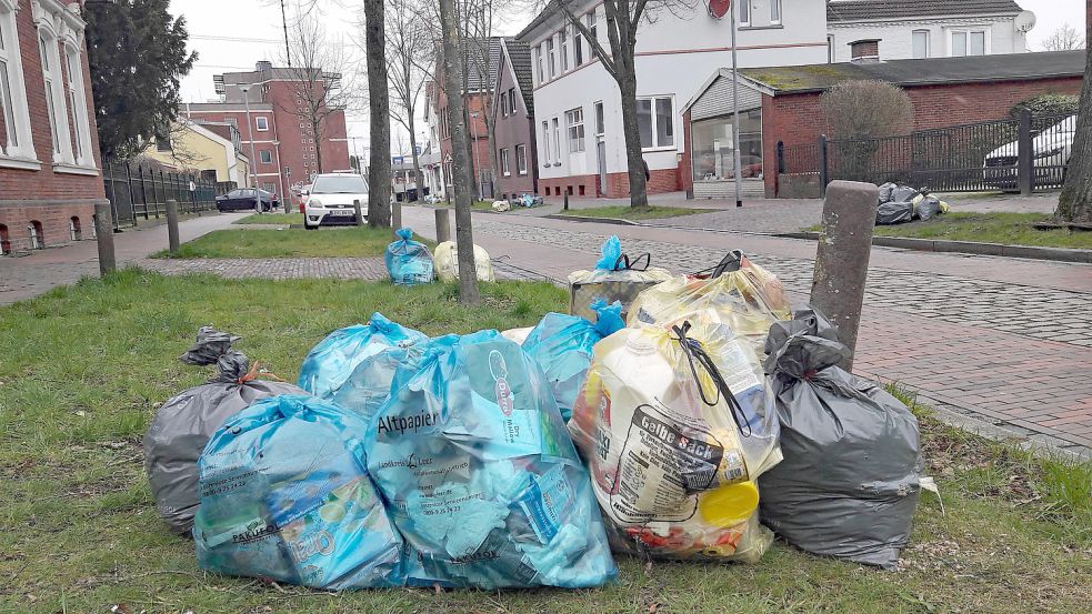 Blaue Säcke, wie hier in der Ulrichstraße in Leer, blieben am Freitag stehen. Altpapier wird nur noch über die Tonne entsorgt. Der Inhalt der Säcke muss umgefüllt werden. Foto: Fiks