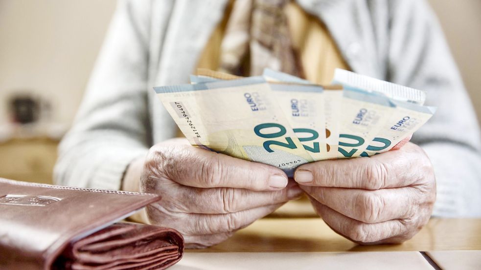 Wohin mit dem Geld: Neben der Inflation nagen auch immer mehr Banken mit Negativzinsen an dem Ersparten. Foto: Jan Tepass/Imago