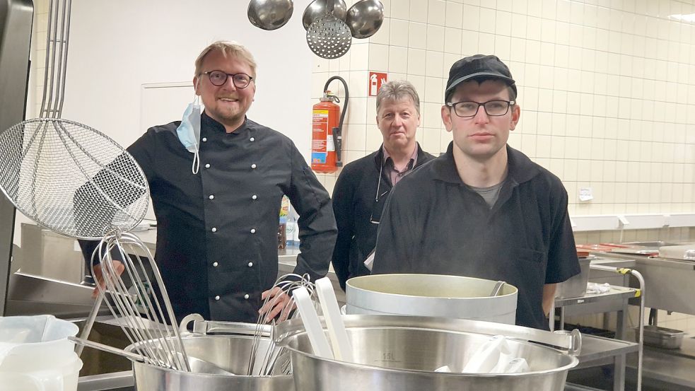 Carsten Hauschke, Abteilungsleiter der Lebenshilfe (von links), Andreas Cramer, Geschäftsführer des Altenzentrums Rheiderland und Dennis Haase vom Küchenteam sind mit dem Start der Großküche zufrieden. Foto: Gettkowski