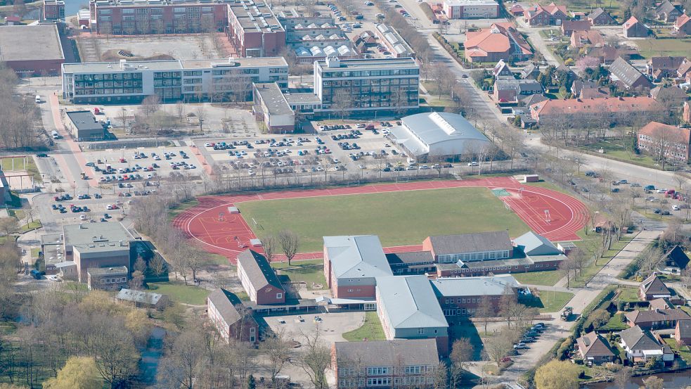 Der Blick aufs Emder Schulzentrum: Über dem Sportplatz befindet sich das Max-Windmüller-Gymnasium, darunter das Johannes-Althusius-Gymnasium. Foto: T. Bruns/Archiv