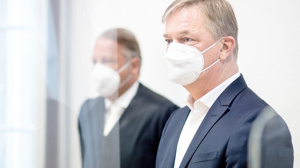 Der frühere EWE-Chef Matthias Brückmann (vorne) vor dem Oldenburger Landgericht. Foto: Dittrich/dpa
