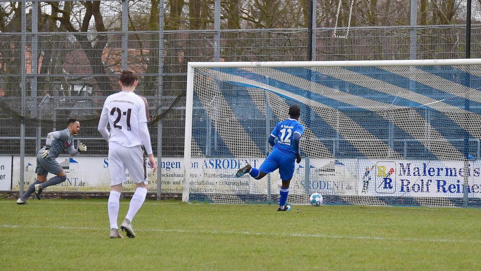 Das war das 1:0 für Kickers Emden. Ayo Adeniran reagiert blitzschnell und trifft früh zur Führung. Foto: Wagenaar