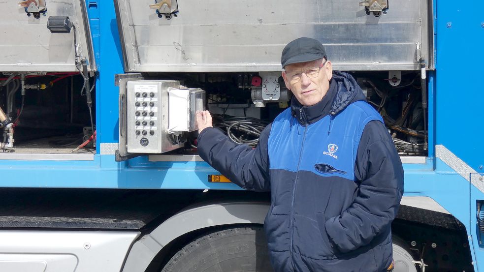 Spediteur und Landwirt Heino Peitzmann erklärte die Technik seines Transportwagens.