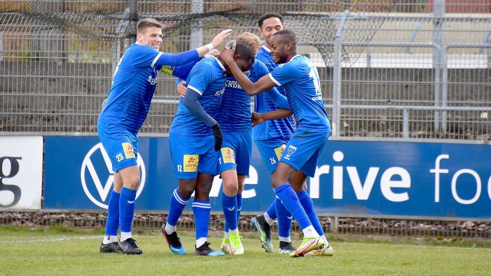 Der Jubel nach dem 2:0. Torschütze Ayo Adeniran (Nummer 12) wird von seinen Mitspielern geherzt.