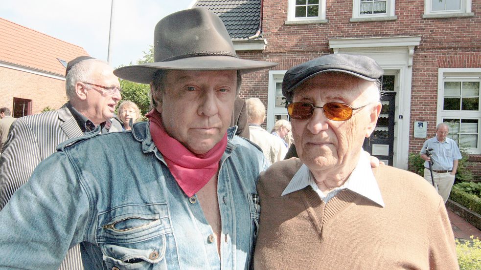 Albrecht Weinberg (rechts) und Gunter Demnig sind sich schon mehrfach begegnet, auch im Jahr 2012 in Aurich. Foto: Brahms