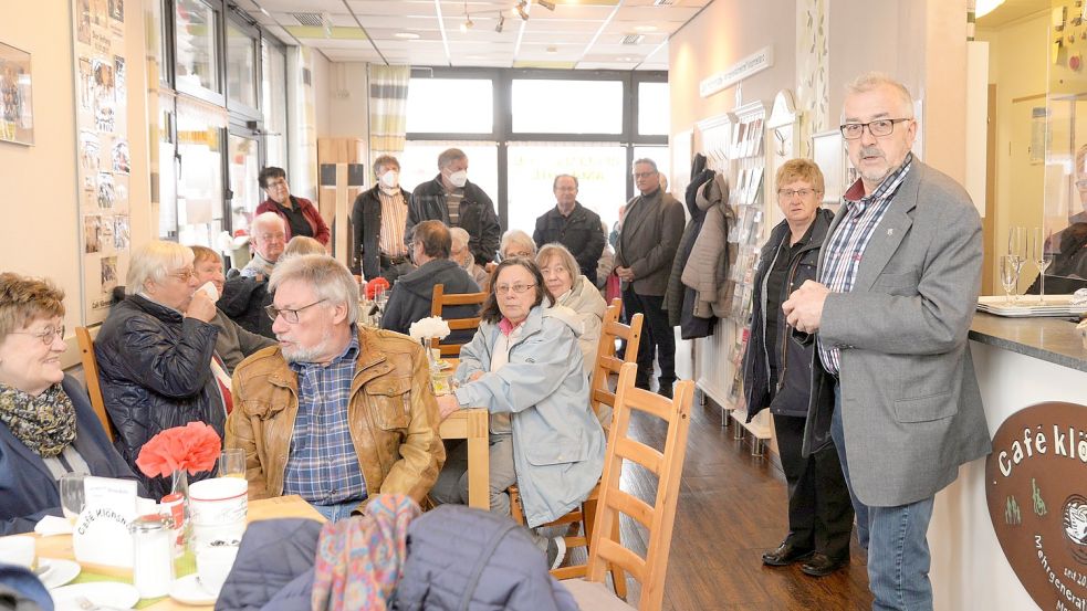 Am Freitag gab es vor der eigentlichen Wiedereröffnung am Montag einen kleinen Empfang, bei dem Arnold Eyhusen, (rechts, stellvertretender Bürgermeister), ein Grußwort sprach. Foto: Lüppen