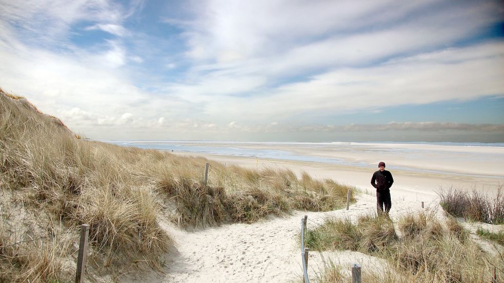 So haben es auch Spiekeroog-Urlauber gern: viel Strand, viel Weite, viel Himmel. Foto: Nordseebad Spiekeroog GmbH