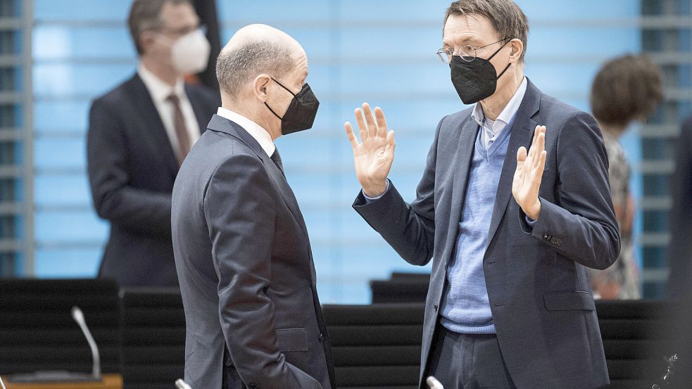 In Erklärungsnot: Gesundheitsminister Karl Lauterbach im Gespräch mit Bundeskanzler Olaf Scholz Foto: IMAGO/Florian Gaertner/photothek.de