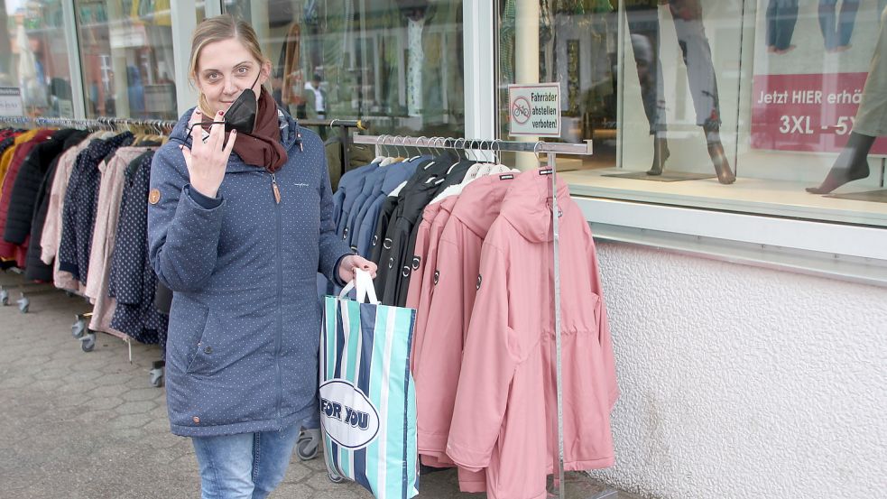 Shoppen auf der Insel: Auch Redaktionsleiterin Nikola Nording ist beim Einkaufen auf Borkum noch mit Maske unterwegs. Foto: Ferber