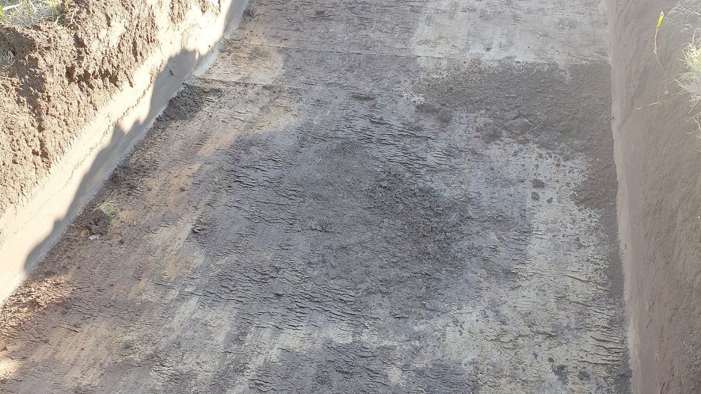 Bei einer ersten stichprobenartigen Bodenuntersuchung, einer sogenannten Baggerprospektion, wurden diese Verfärbungen in Marx entdeckt. Für Archäologen weisen die auf mittelalterliche Arbeitsstätten hin. Foto: Gemeinde Friedeburg