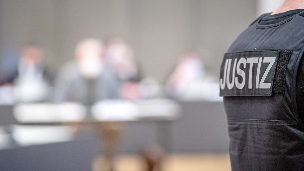 Im Gerichtssaal sind auch Laienrichter gefragt, Urteile zu fällen. Foto: Schuldt/dpa