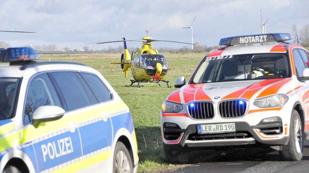 Bei einem schweren Unfall im Rheiderland 2021 waren Rettungshubschrauber im Einsatz. Insgesamt sind weniger Menschen im Bereich der Polizeiinspektion Leer/Emden bei Verkehrsunfällen verletzt oder getötet worden. Foto: Wolters/Archiv