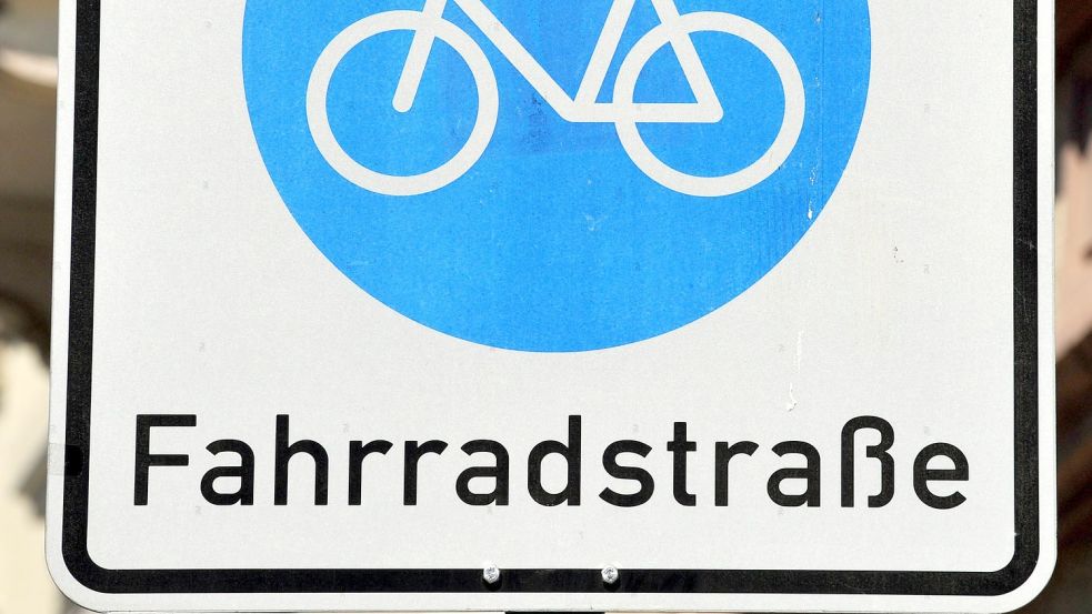 Ein solches Schild markiert den Anfang einer Fahrradstraße. Foto: R. Haid/dpa