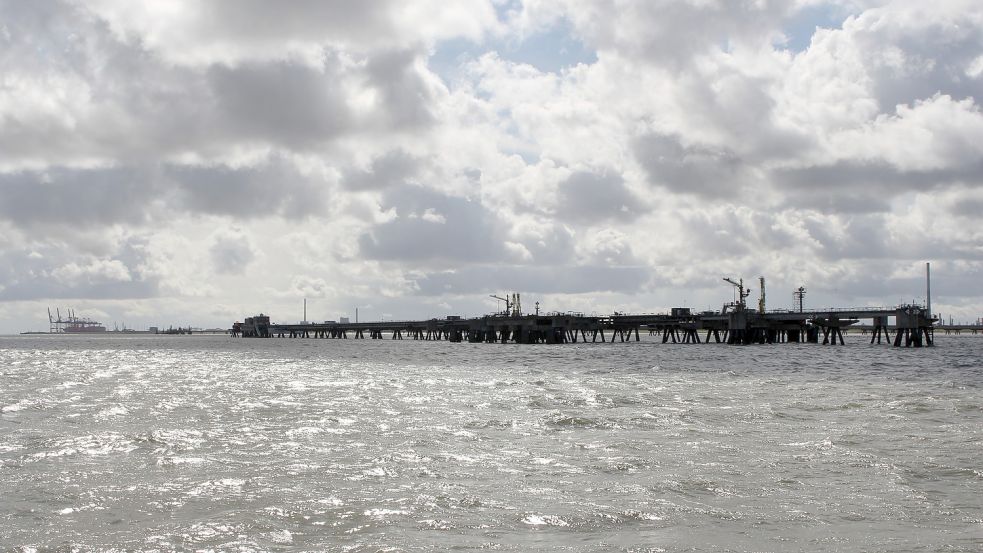 An dieser Brücke gleich neben dem Küstenörtchen Hooksiel könnte ein schwimmendes LNG-Terminal installiert werden. Im Hintergrund ist der Jadeweserport zu sehen. Foto: Oltmanns