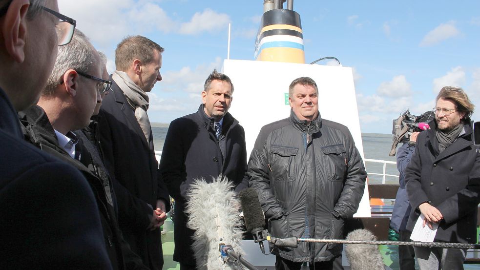 Umweltminister Olaf Lies (SPD) hatte zu einer Bootsfahrt zur Uniper-Brücke eingeladen, um die aktuellen LNG-Planungen für Wilhelmshaven vorzustellen. Foto: Oltmanns