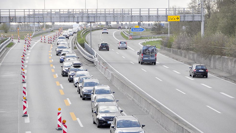 Vorm Emstunnel müssen sich die Verkehrsteilnehmer einfädeln. Hier beginnt die einspurige Verkehrsführung. Foto: Wolters