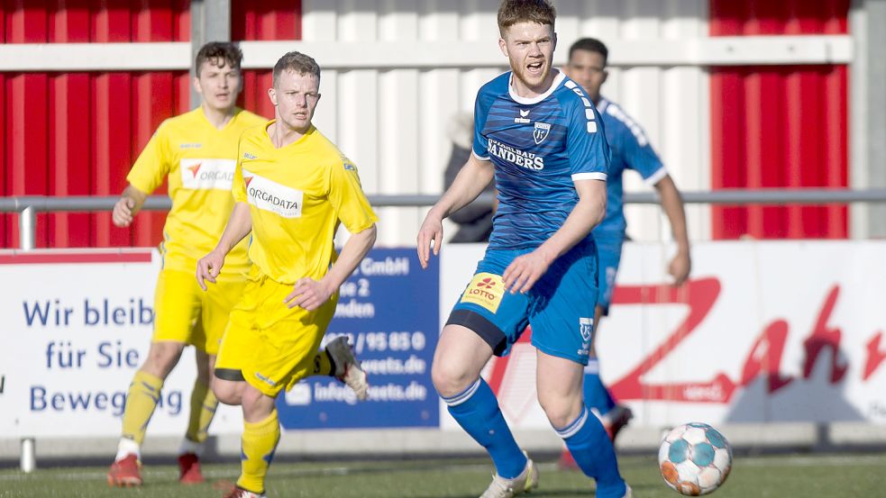 Niels Willems kam für Kickers Emden lediglich in Freundschaftsspielen (hier gegen Germania Leer) zum Einsatz. Foto: Doden