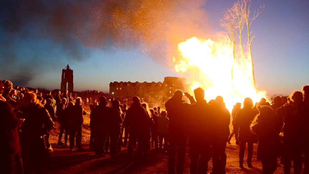 Die Osterfeuer auf Borkum wurden vor der Pandemie von zahlreichen Menschen besucht. Foto: Archiv
