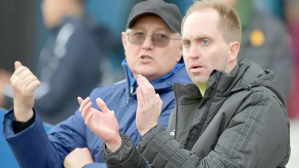 Trainer Michael Zuidema (rechts) hat große Sorgen um seinen Herzensverein Germania Leer. Foto: Ortgies