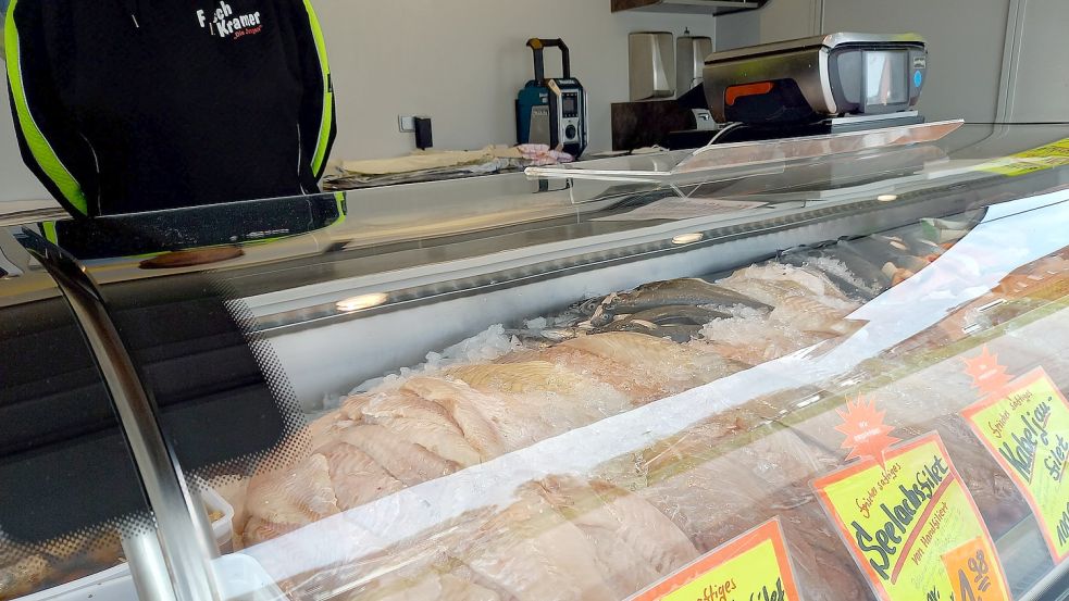 Auch am Verkaufswagen von Fisch Kramer geht vor Ostern viel Tisch über die Theke. Foto: Vogt