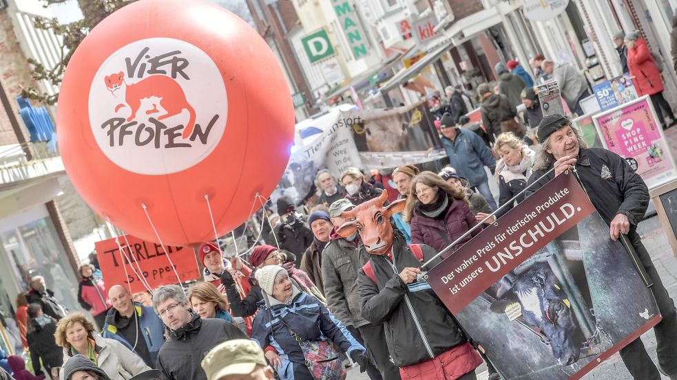 Die Demonstranten zogen durch die Auricher Innenstadt. Foto: Ortgies
