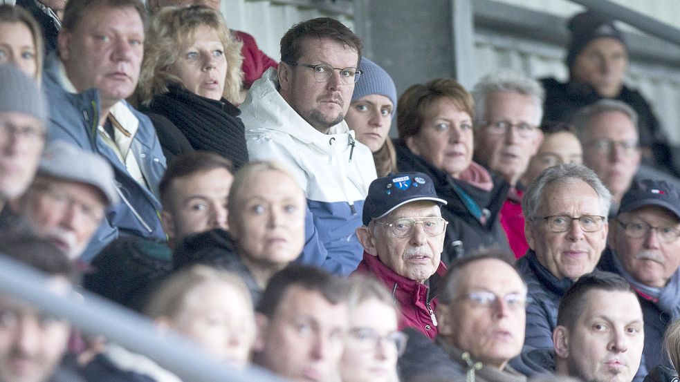 Der Emder Oberbürgermeister Tim Kruithoff (hinten, Zweiter von links) war am Donnerstag einer der 900 Zuschauer im Stadion.