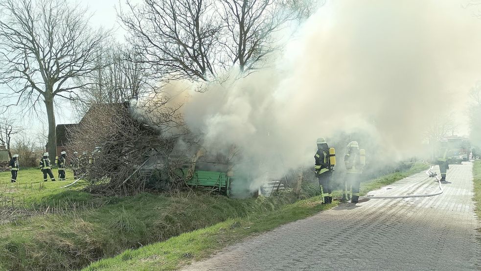 Bei dem Feuer stieg viel Rauch auf. Foto: Feuerwehr