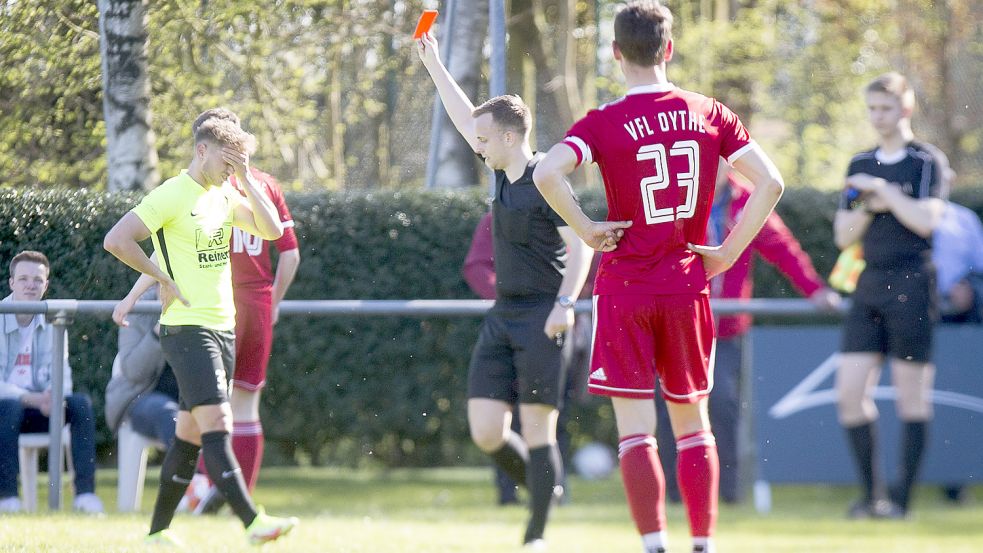 Nach einem Handspiel auf der Torlinie sah Firrels Alex Schmidt die Rote Karte. Foto: Doden