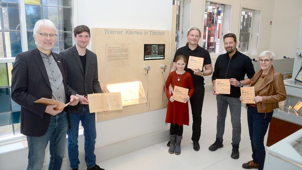 Freuen sich über die gelungene Reproduktion des Märchenbuches: Superintendent Dr. Helmut Kirschstein, Dokumentationsstätten-Leiter Lennart Bohne, Tielko de Groot mit Tochter, Club-Präsident Walter de Groot (beide Lions Club) sowie Anna Jakobs, Geschäftsführerin des Vereins Gnadenkirche Tidofeld. Fotos: Tebben-Willgrubs/OK