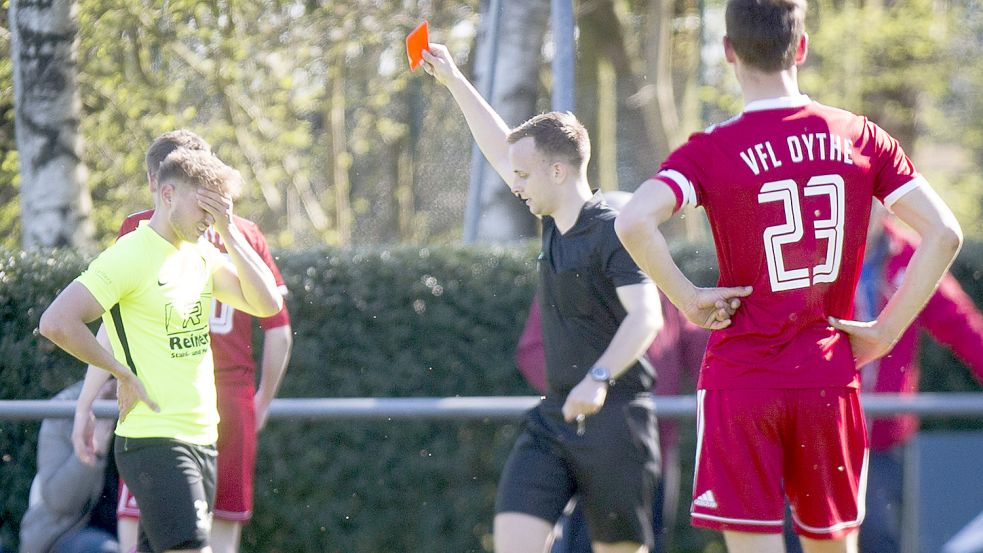 Alex Schmidt erhielt nach einem Handspiel auf der Linie von Schiedsrichter Ole Onneken. Foto: Doden