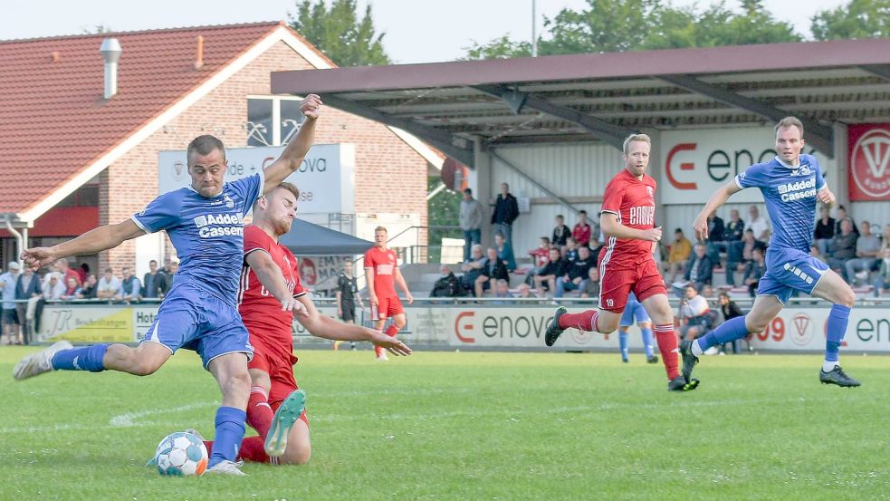 Der TV Bunde (rote Trikots) traf im Achtelfinale des Ostfriesland-Cups vergangenen Sommer auf den TuS Esens, schied letztlich im Elfmeterschießen aus. Foto: Lohmann