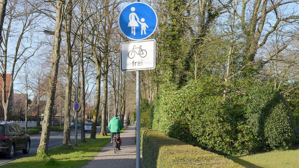 Der Gehweg am Friedhof an der Heisfelderstraße ist für Radfahrer frei. Foto: Hoppe