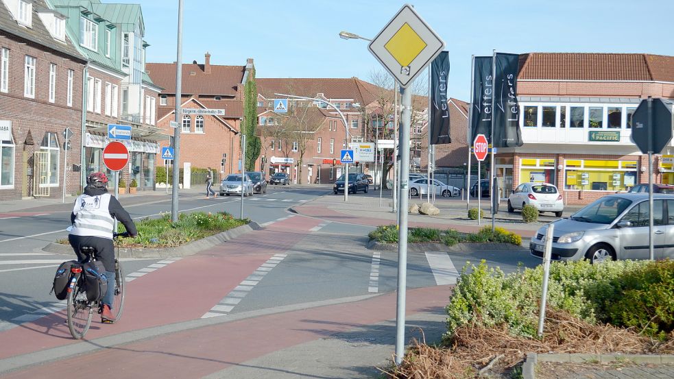 Autos, die von der Bürgermeister-Ehrlenholtz-Straße kommend links auf die Friesenstraße abbiegen möchten, missachten – trotz Stop-Schild – oft die Vorfahrt der Fahrradfahrer. Foto: Hoppe