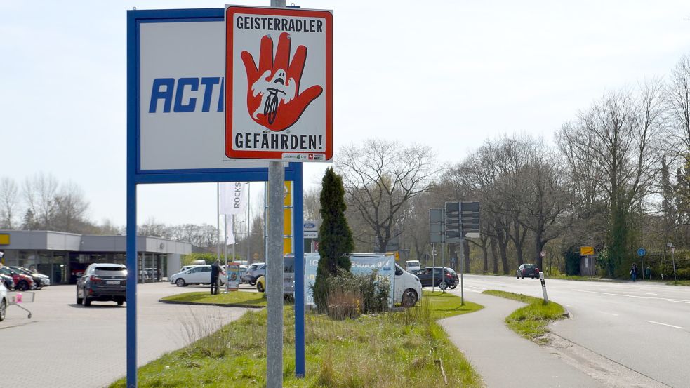 Bei der Ausfahrt von McDonald´s, Aktion und der Opel-Autovermietung an der Papenburger Straße fahren viele Radfahrer in der falschen Richtung. Das kann gefährlich werden. Foto: Hoppe