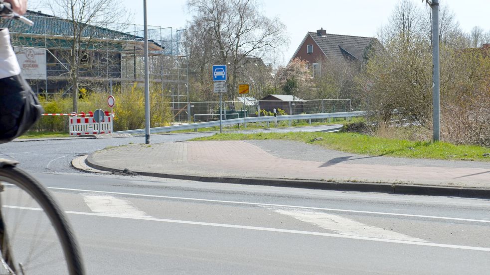 Wenn Autos von der Deichstraße auf die Auffahrt zum Stadtring fahren, werden Fahrradfahrer leicht übersehen – dabei hätten die Radfahrer hier eigentlich Vorfahrt. Foto: Hoppe