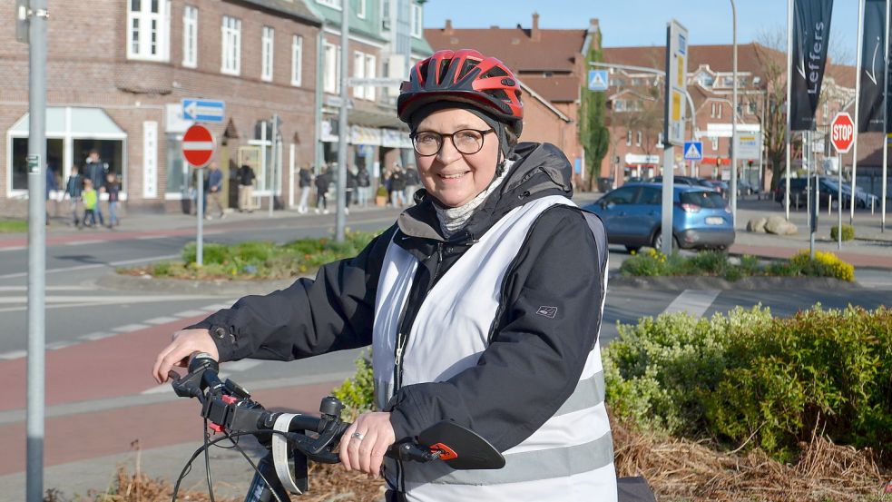 Gundela Fink-Trudrung, Vorsitzende des Allgemeinen Deutschen Fahrrad-Clubs (ADFC) der Ortsgruppe Leer, ist viel mit dem Rad unterwegs und kennt die kritischen Stellen. Foto: Hoppe