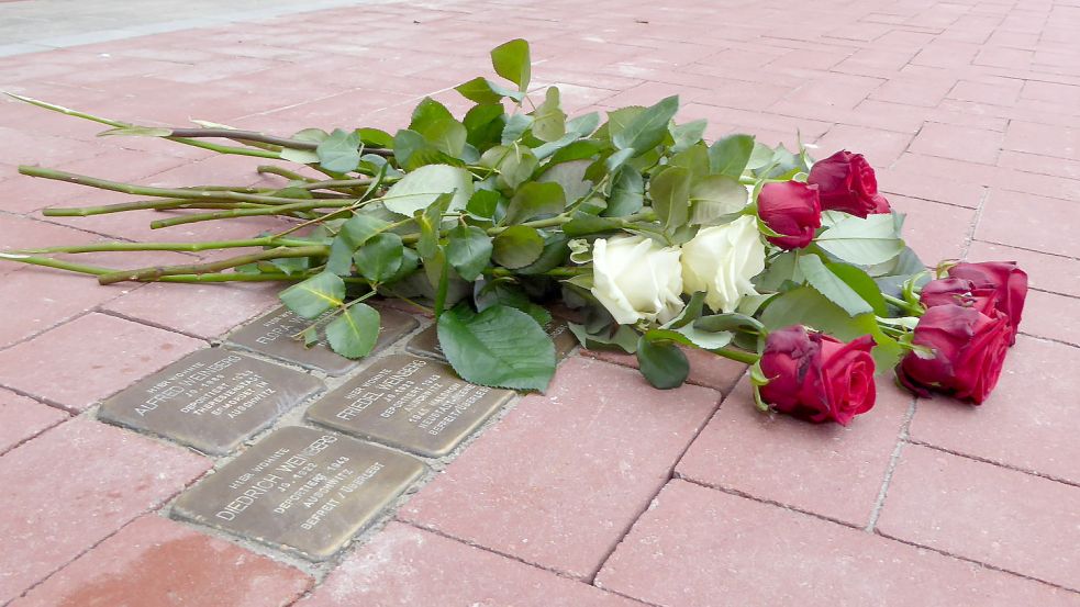 Stolpersteine, wie hier vor dem Geburtshaus von Albrecht Weinberg in Rhauderfehn, wird es bald auch in Leer geben. Foto: Brahms/Archiv