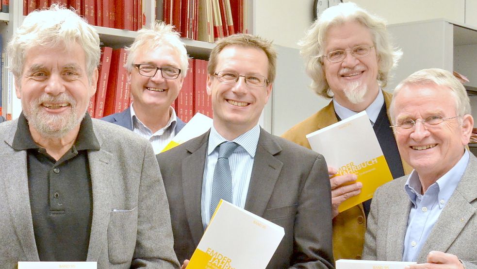 Dr. Michael Hermann (Mitte) ist seit 2016 Leiter des Archivs in Aurich. Das Foto entstand bei einer Buchvorstellung. Foto: Archiv