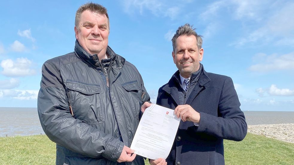 Niedersachsens Umweltminister Olaf Lies (SPD, rechts) hat Wilhelmshavens Oberbürgermeister Carsten Feist (parteilos) einen Förderbescheid für mehr Personal übergeben. Foto: Stadt Wilhelmshaven
