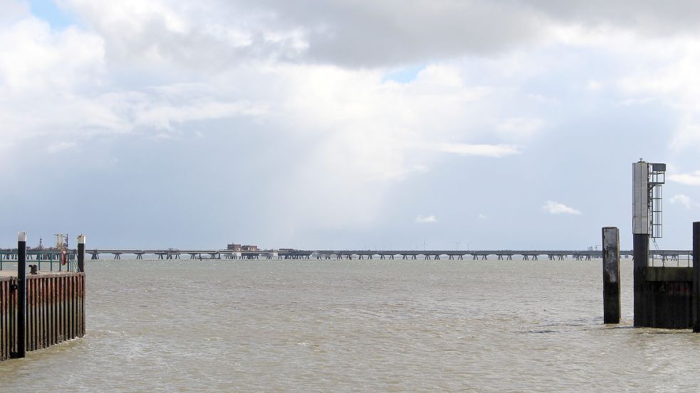 Die von Uniper betriebe Brücke unweit des Hooksieler Hafens - hier könnte ein schwimmendes LNG-Terminal festgemacht werden. Foto: Oltmanns