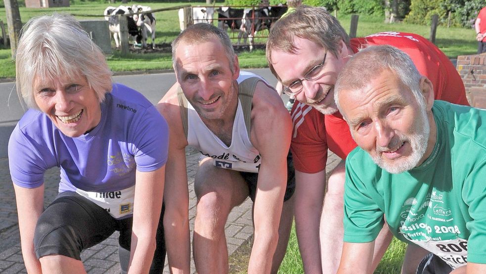 Die Steinkes (von links: Hilde, Peter, Rolf und Dietrich) schnüren die Laufschuhe seit Jahrzehnten für den Ossiloop. Das Foto zeigt sie 2014.