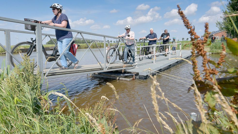 Das Fehntjer Tief kann zwischen Tergast und Simonswolde bisher nur beim Radwandertag „Van Dörp to Dörp“ über eine Pontonbrücke überquert werden. Unweit der Stelle soll es eine Kurbelfähre geben. Foto: Ortgies/Archiv