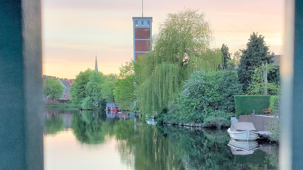 Viele Kanäle, Gräben und Tiefs in Emden sind von Bäumen gesäumt. Das gibt der Bootstour etwas märchenhaftes.