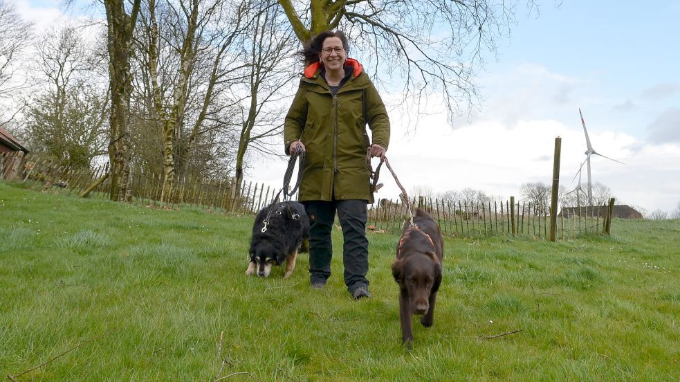 Hundetrainerin Isabel Lauenstein mit ihren Hunden Miller und Martha. Foto: Hoppe