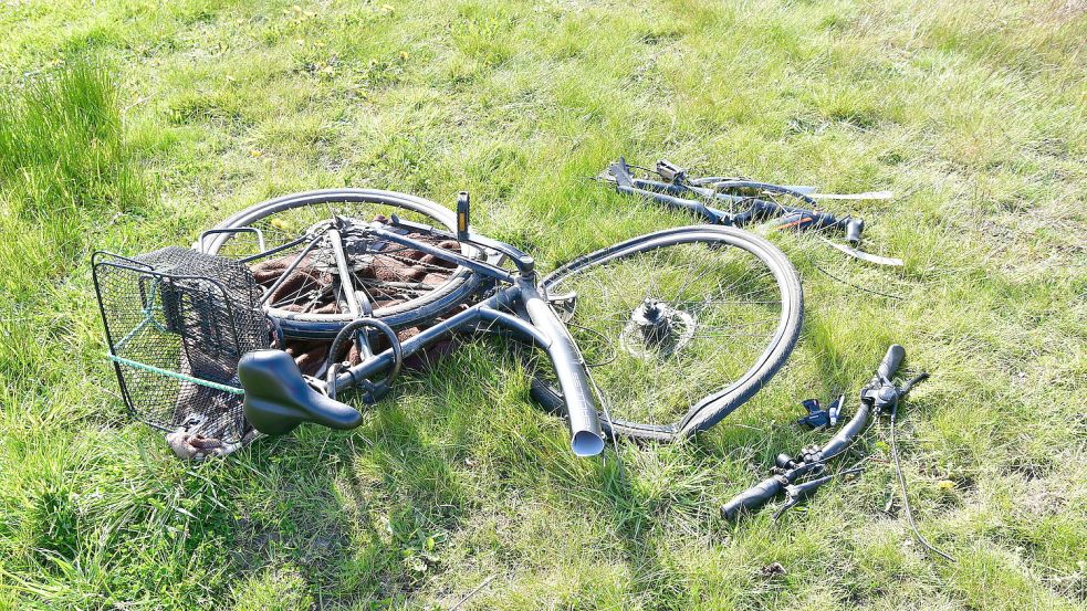 Das Fahrrad des Unfallopfers musste zerschnitten werden, um den Mann zu befreien. Foto: Wagenaar